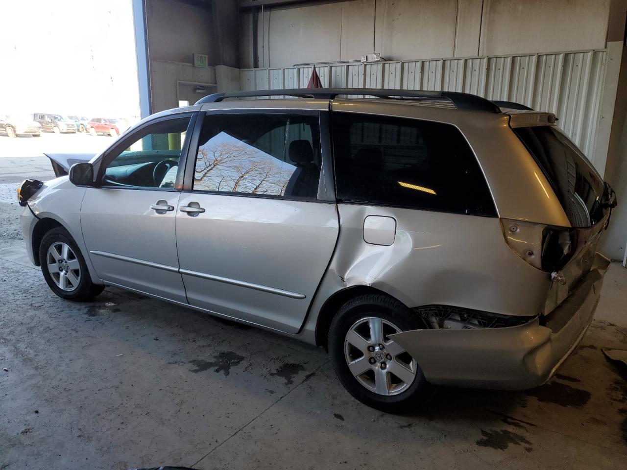 2005 Toyota Sienna - Image 2