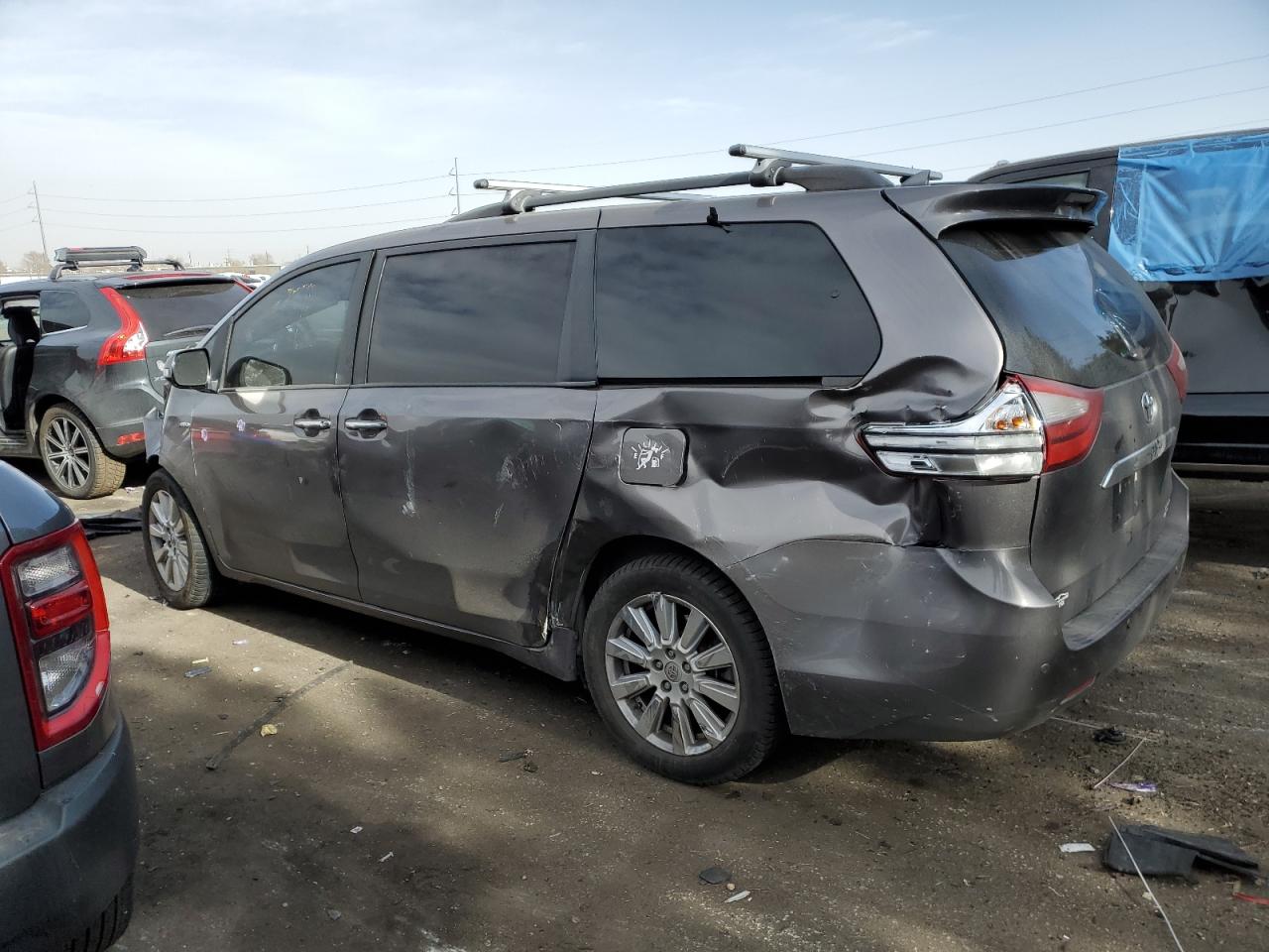 2017 Toyota Sienna - Image 2