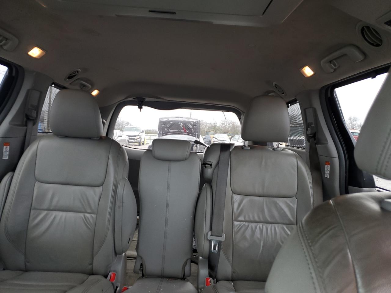 2015 Toyota Sienna - Image 10