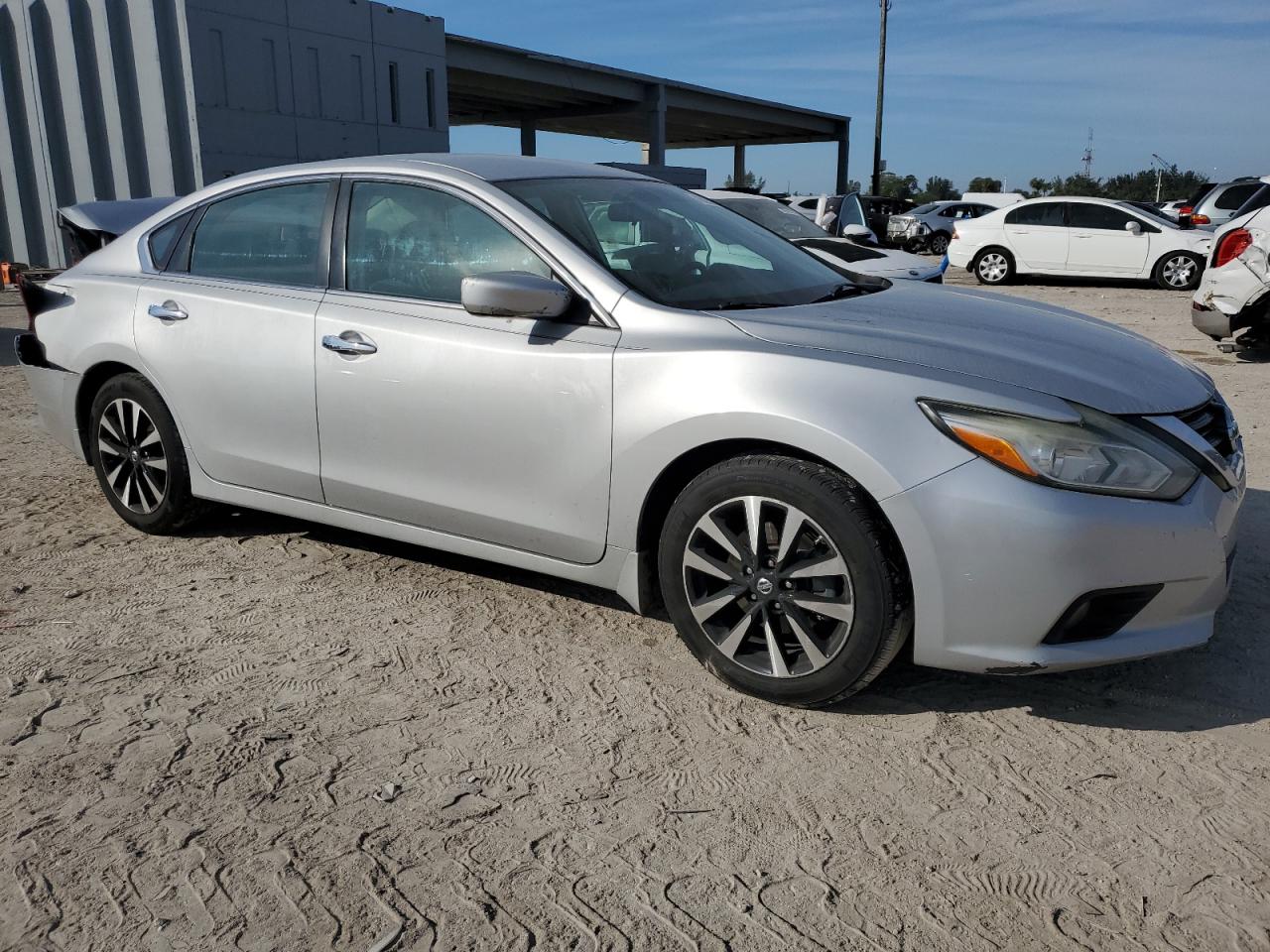 2017 Nissan Altima - Image 4