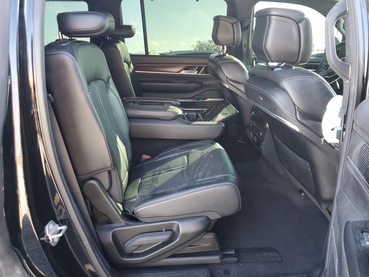 2022 Jeep Grand Wagoneer - Image 11
