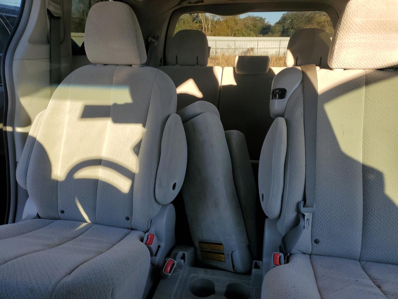 2014 Toyota Sienna - Image 10