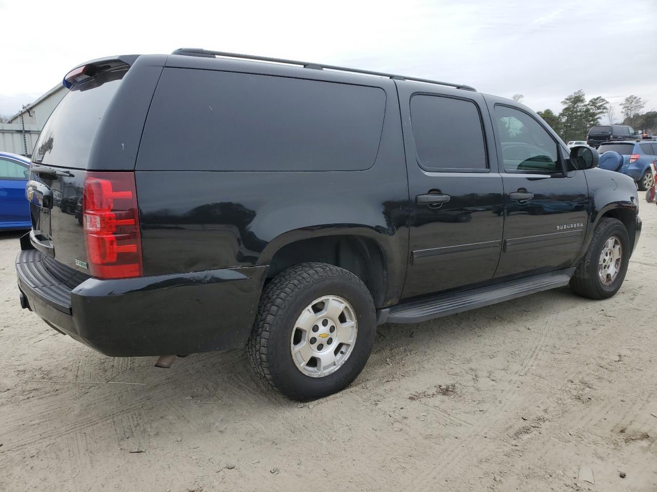 2010 Chevrolet Suburban - Image 3