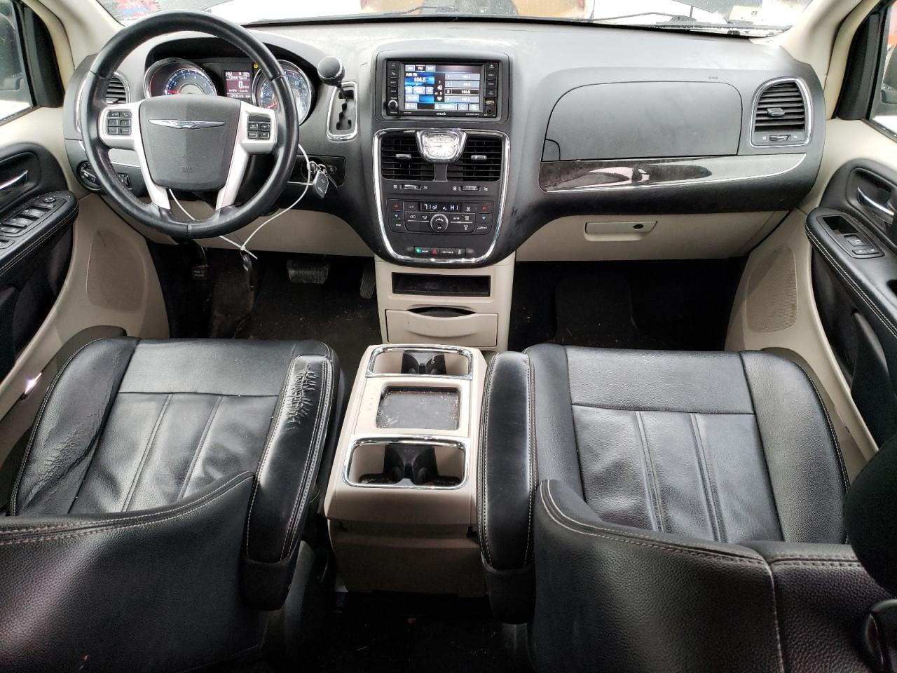 2015 Chrysler Town & Country - Image 8