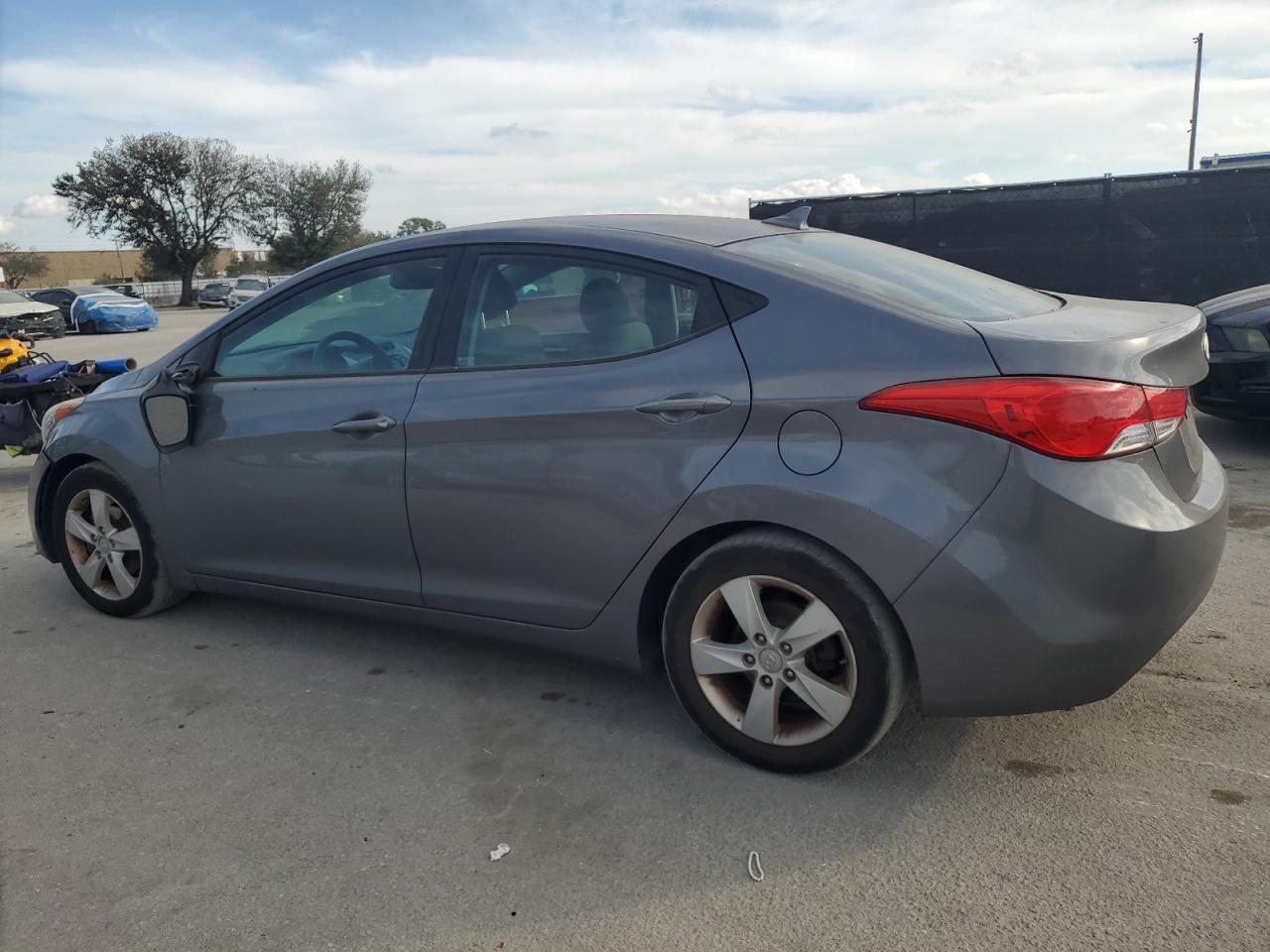 2013 Hyundai Elantra - Image 2
