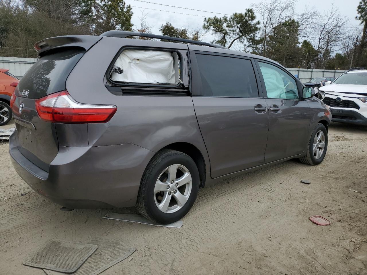 2017 Toyota Sienna - Image 3