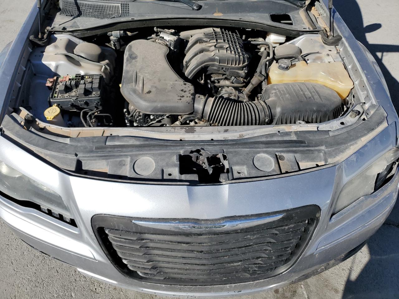 2014 Chrysler 300 - Image 11