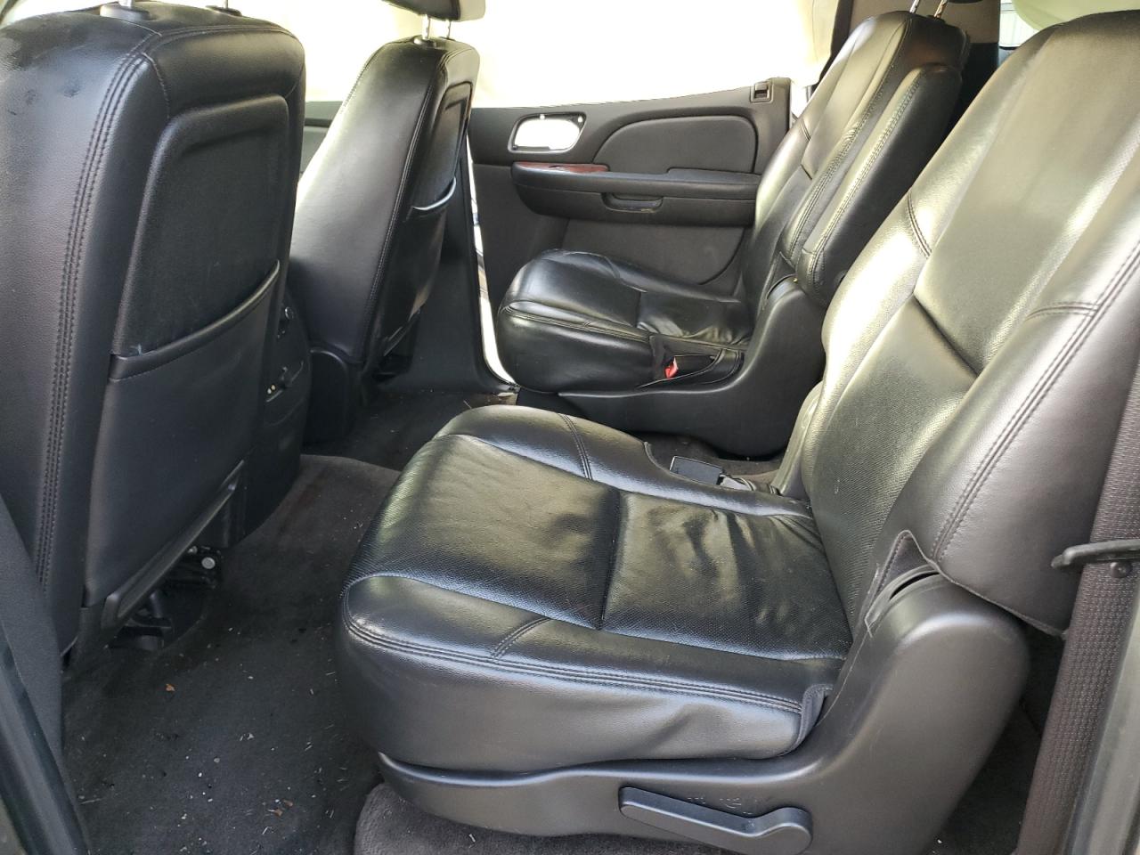 2009 Chevrolet Suburban - Image 12