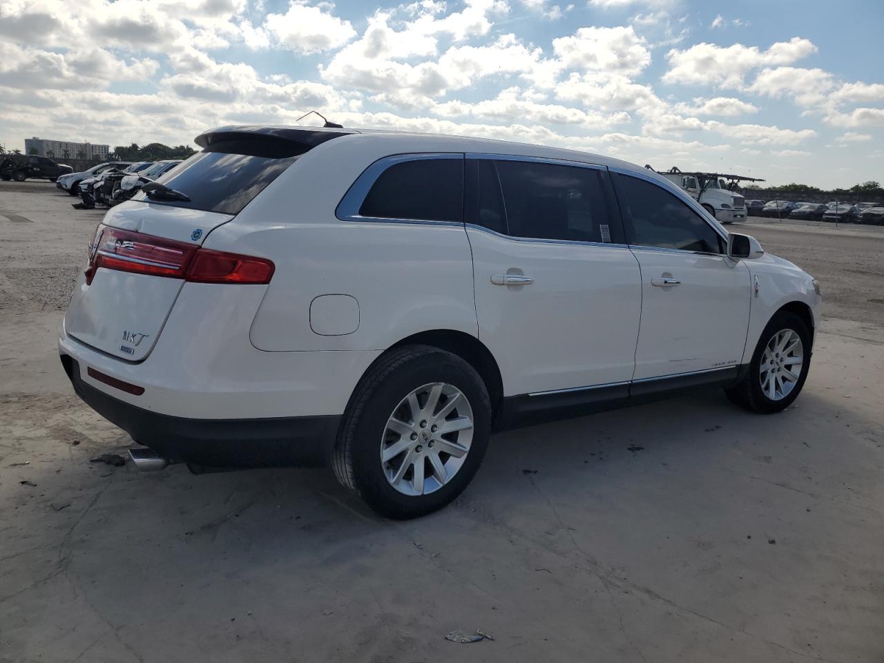2014 Lincoln MKT - Image 3