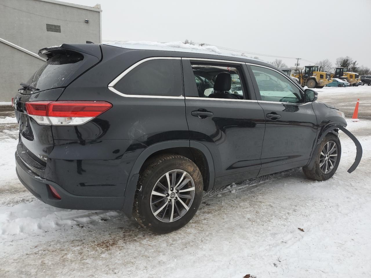 2017 Toyota Highlander - Image 3