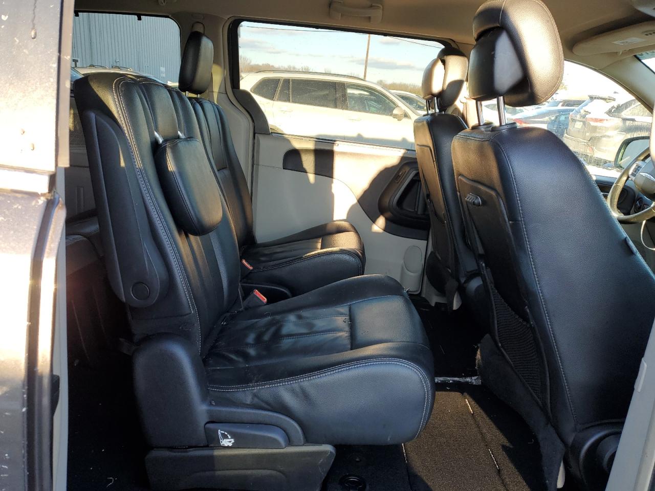 2016 Chrysler Town & Country - Image 11