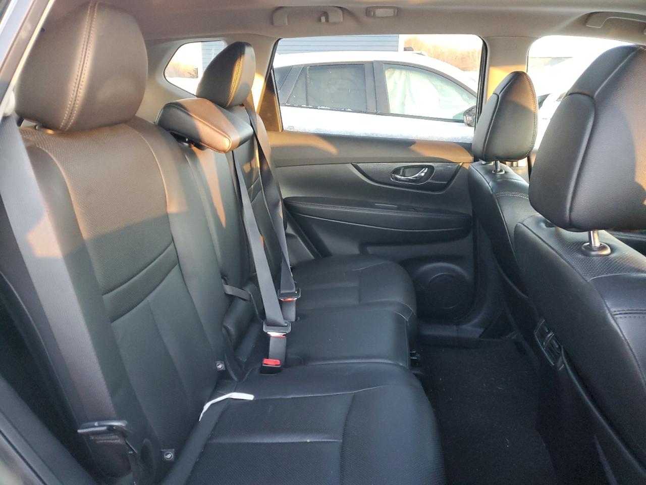 2016 Nissan Rogue - Image 11