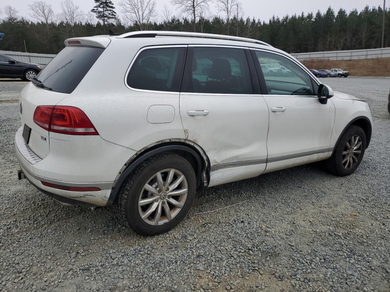 2015 Volkswagen Touareg - Image 3