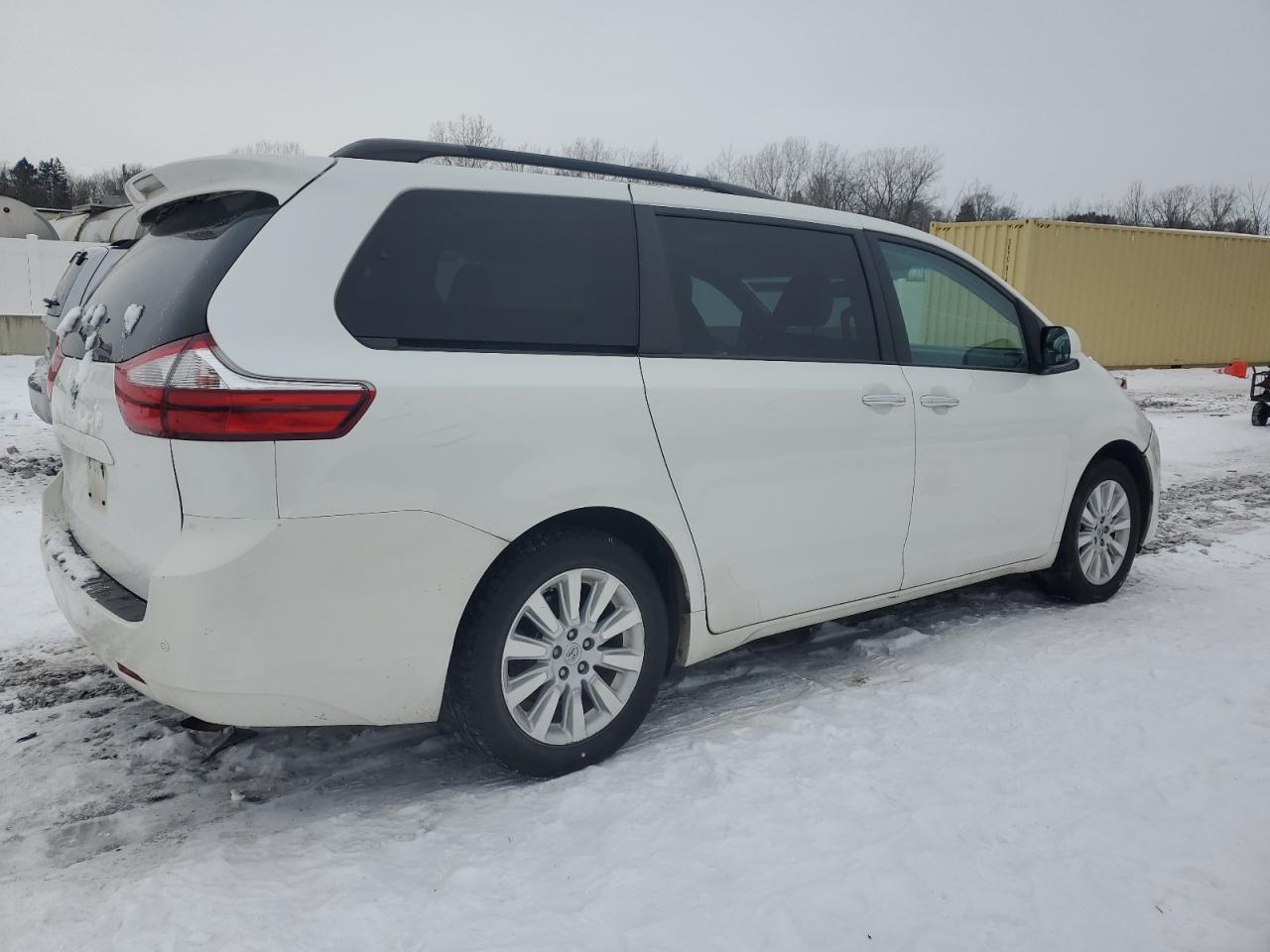 2015 Toyota Sienna - Image 3