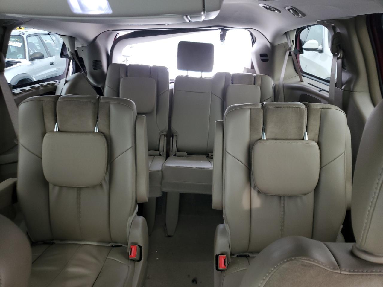 2016 Chrysler Town & Country - Image 10