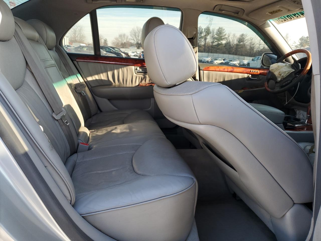 2004 Lexus LS - Image 10