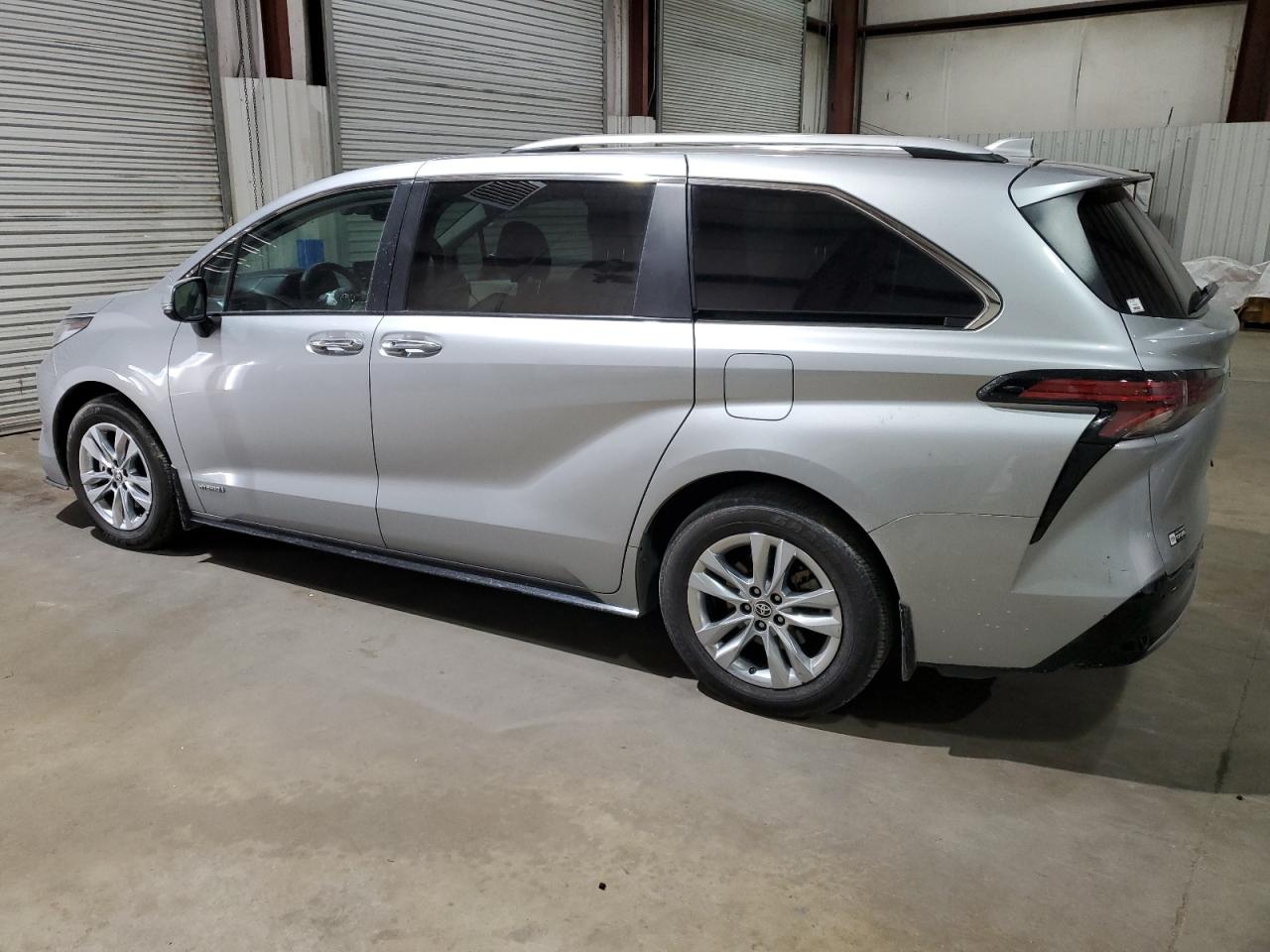 2021 Toyota Sienna - Image 2
