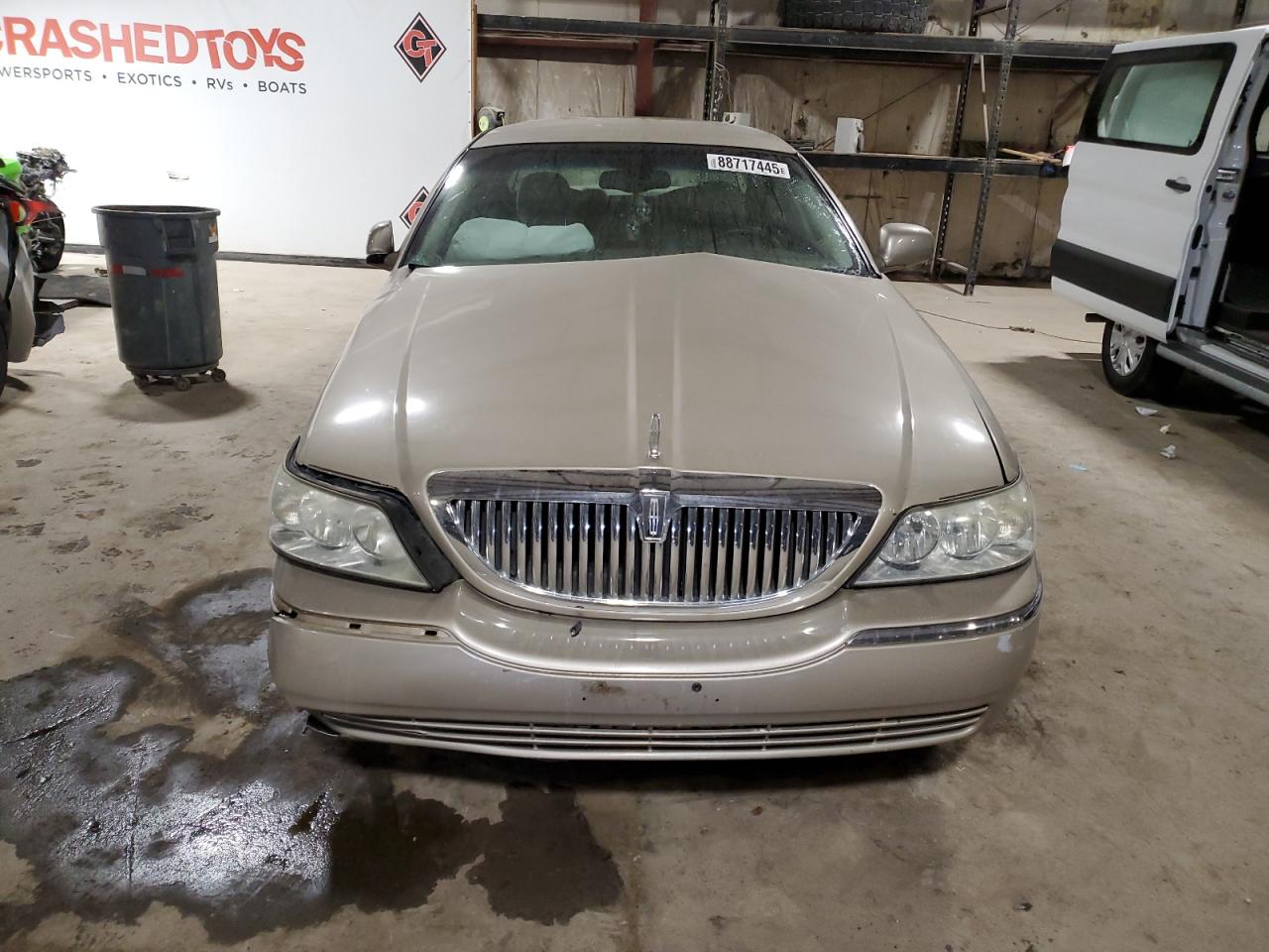 2004 Lincoln Town Car - Image 5