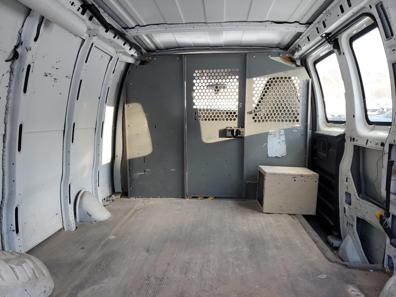 2009 Chevrolet Express - Image 10