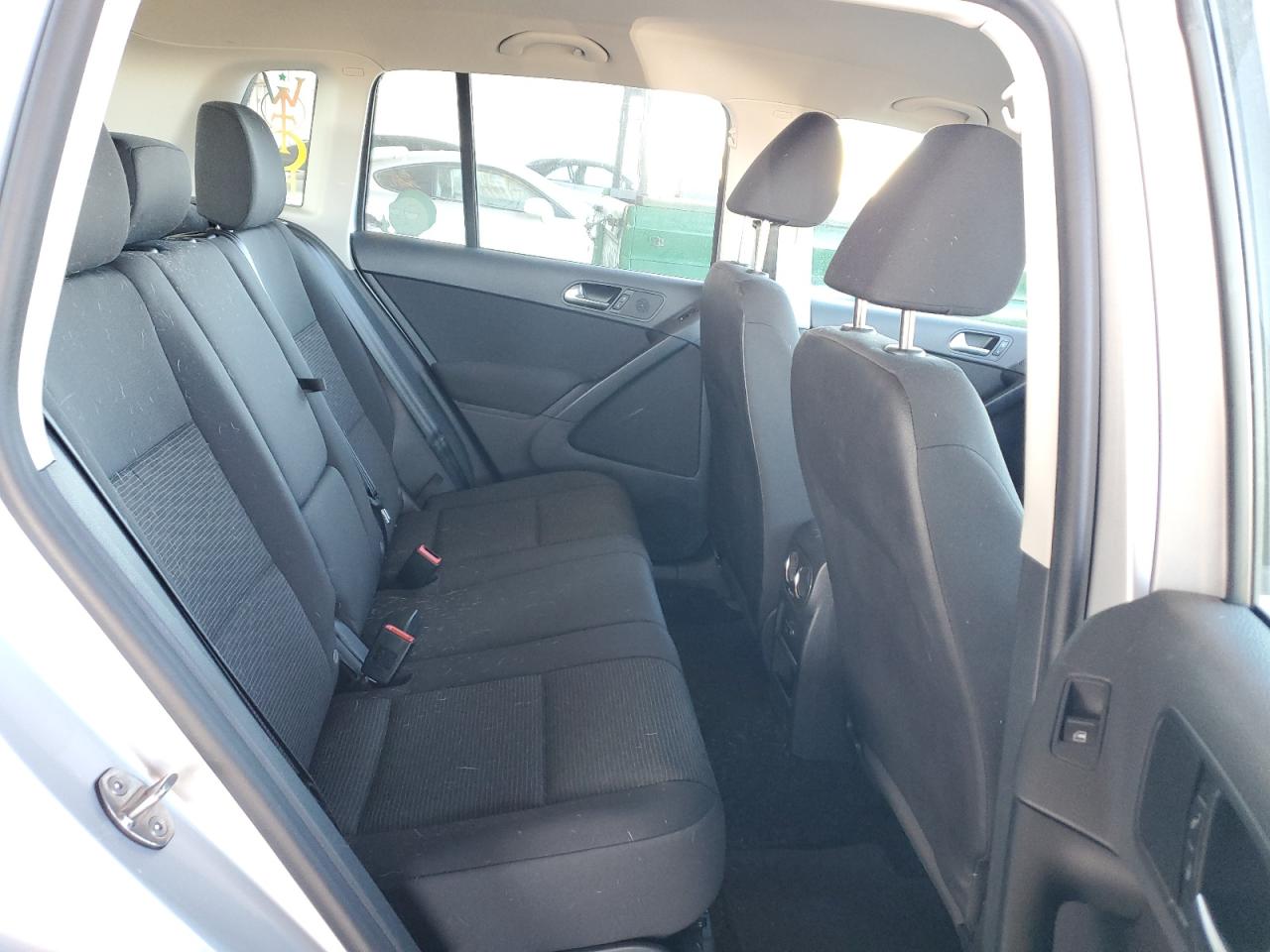 2017 Volkswagen Tiguan - Image 11