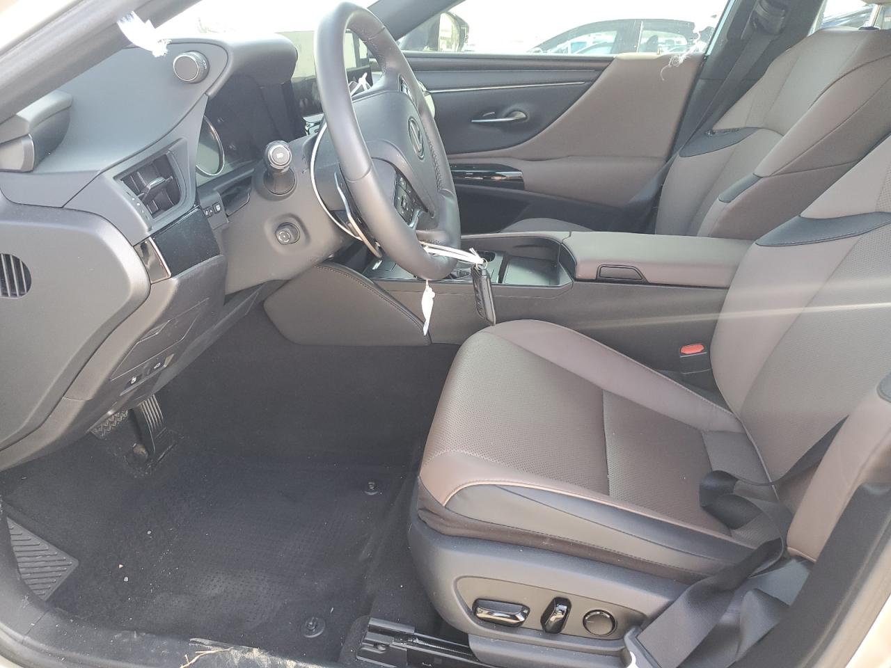 2023 Lexus ES - Image 7