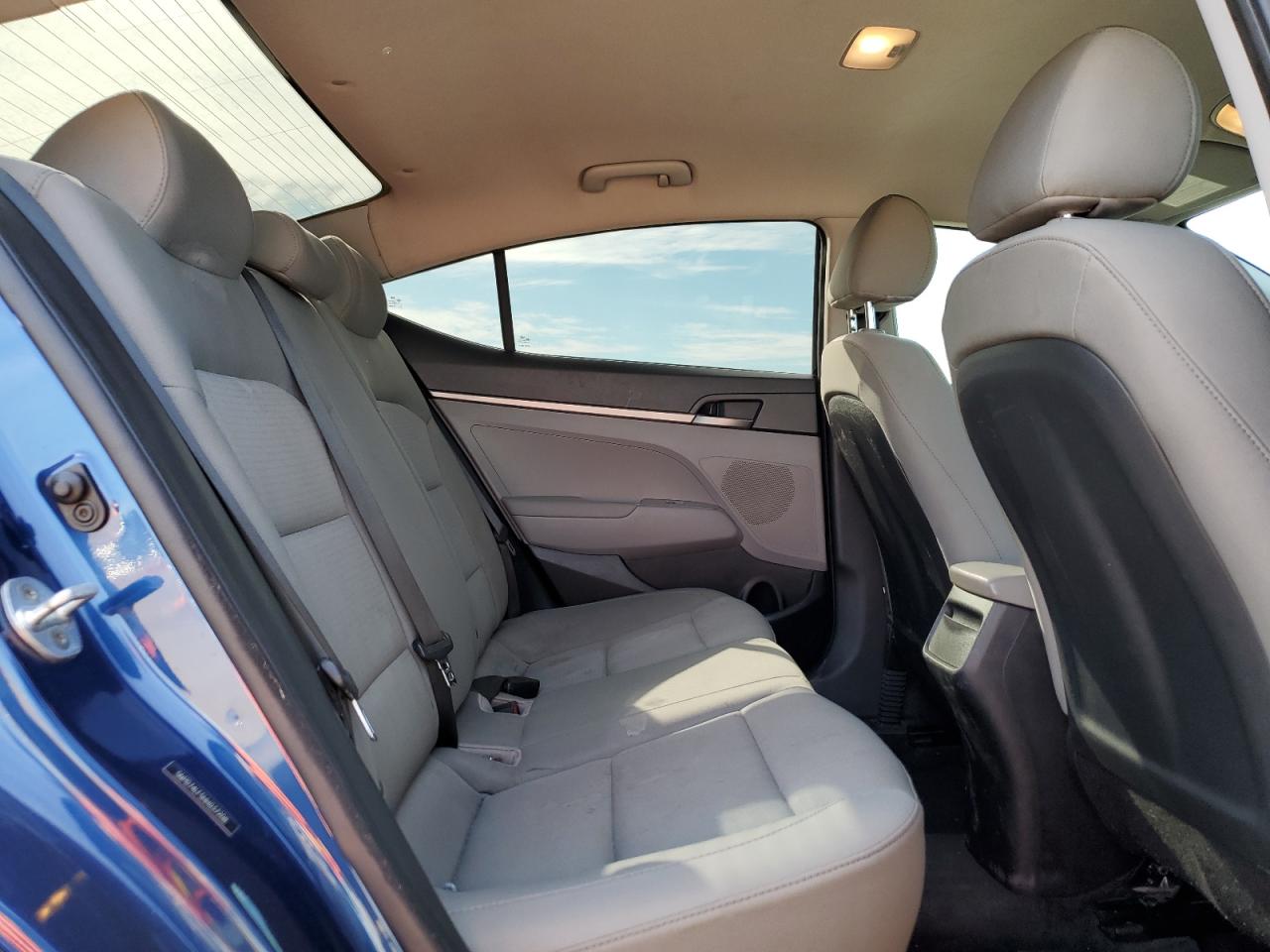 2017 Hyundai Elantra - Image 10