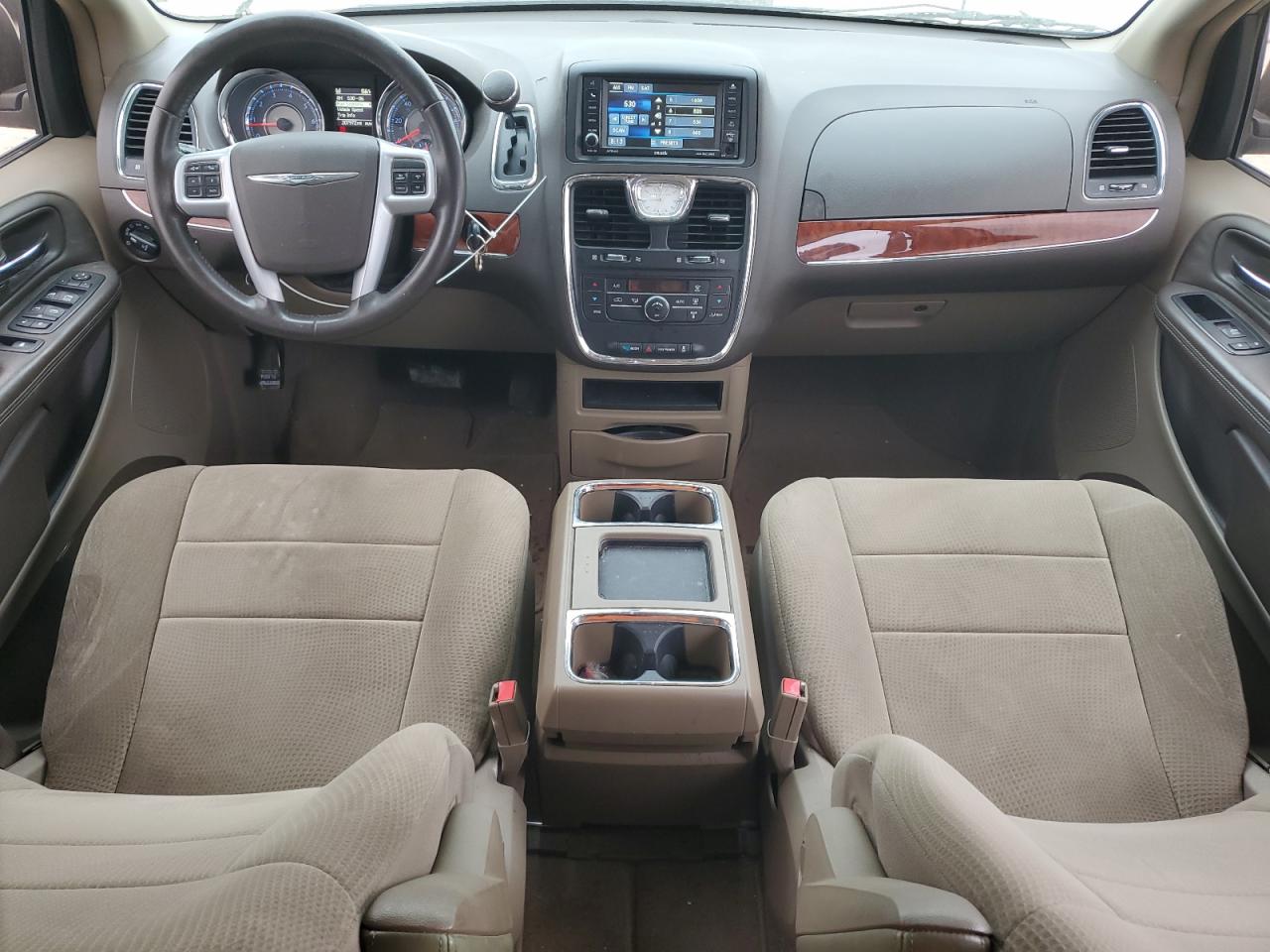 2014 Chrysler Town & Country - Image 8