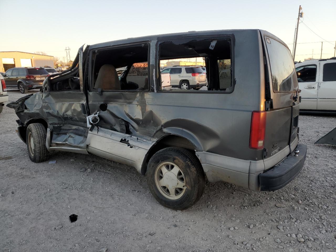 1999 Chevrolet Astro - Image 2