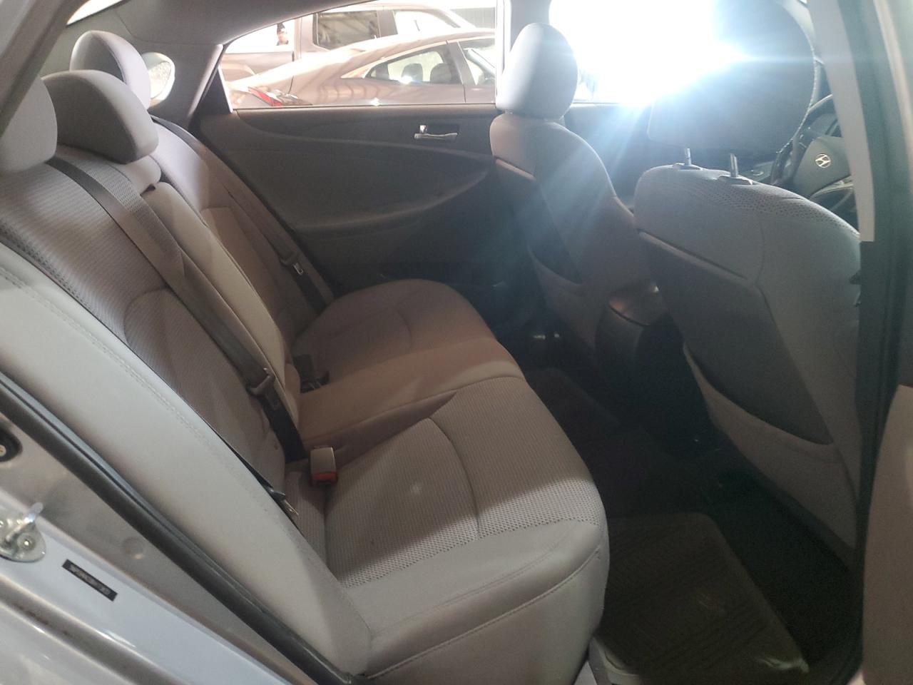 2011 Hyundai Sonata - Image 11