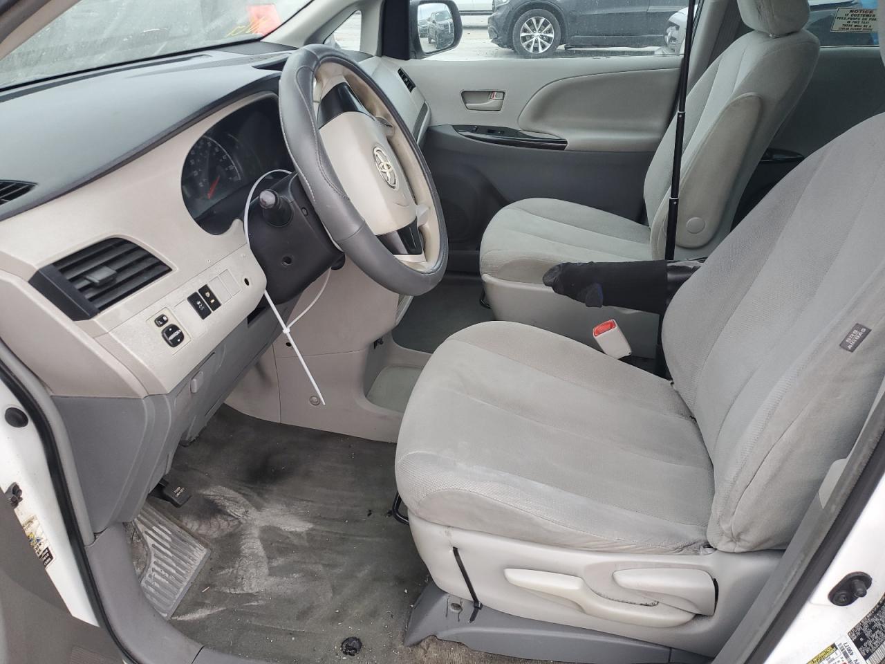2014 Toyota Sienna - Image 7
