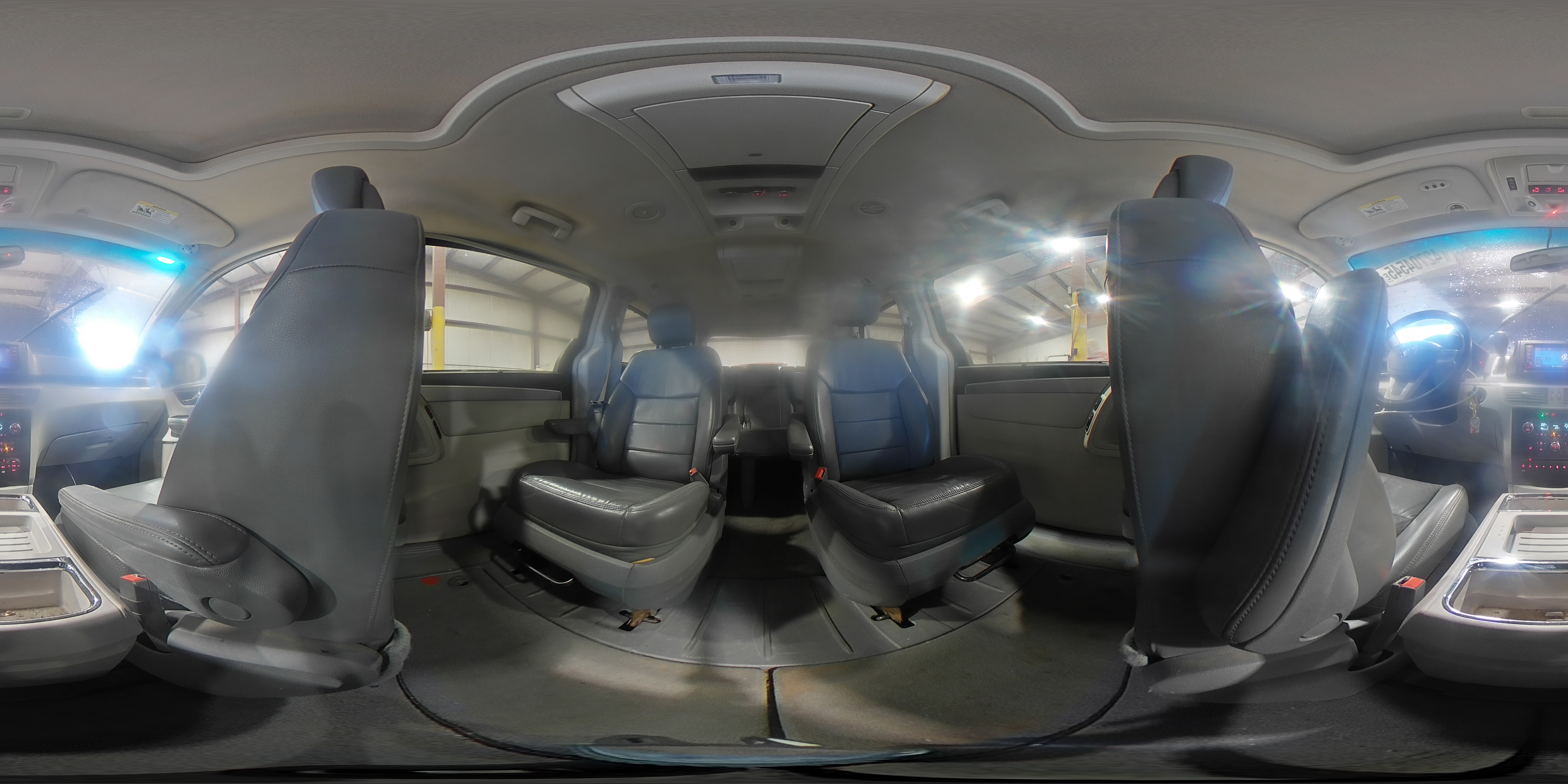 2011 Volkswagen Routan - Image 15