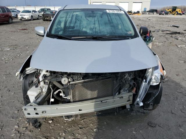  NISSAN VERSA 2018 Сріблястий