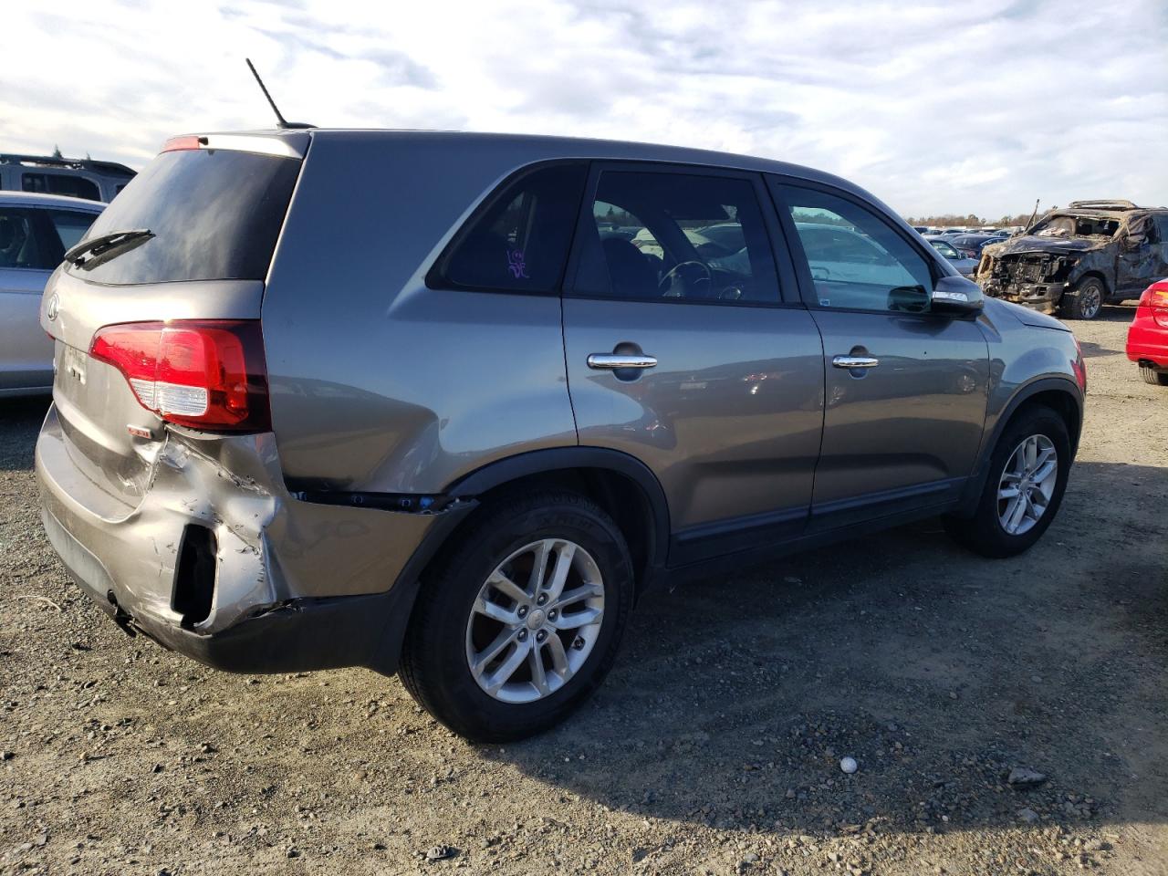 VIN 5XYKT3A68EG425990 2014 KIA SORENTO no.3