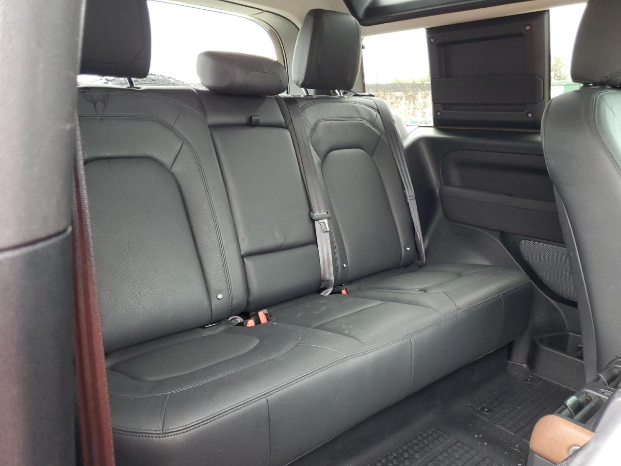 2023 Land Rover Defender - Image 11