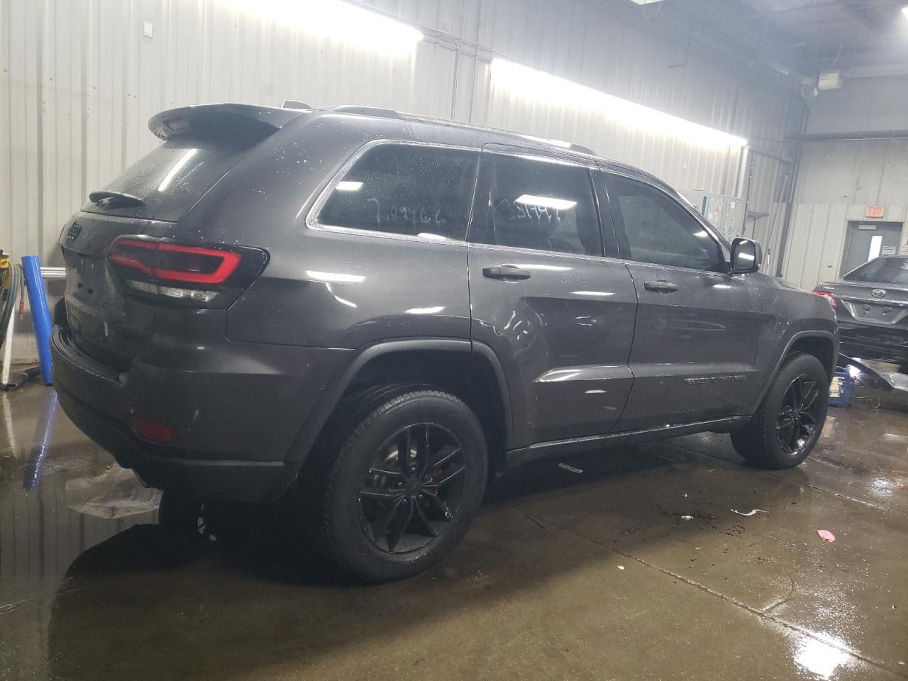 2017 Jeep Grand Cherokee - Image 3