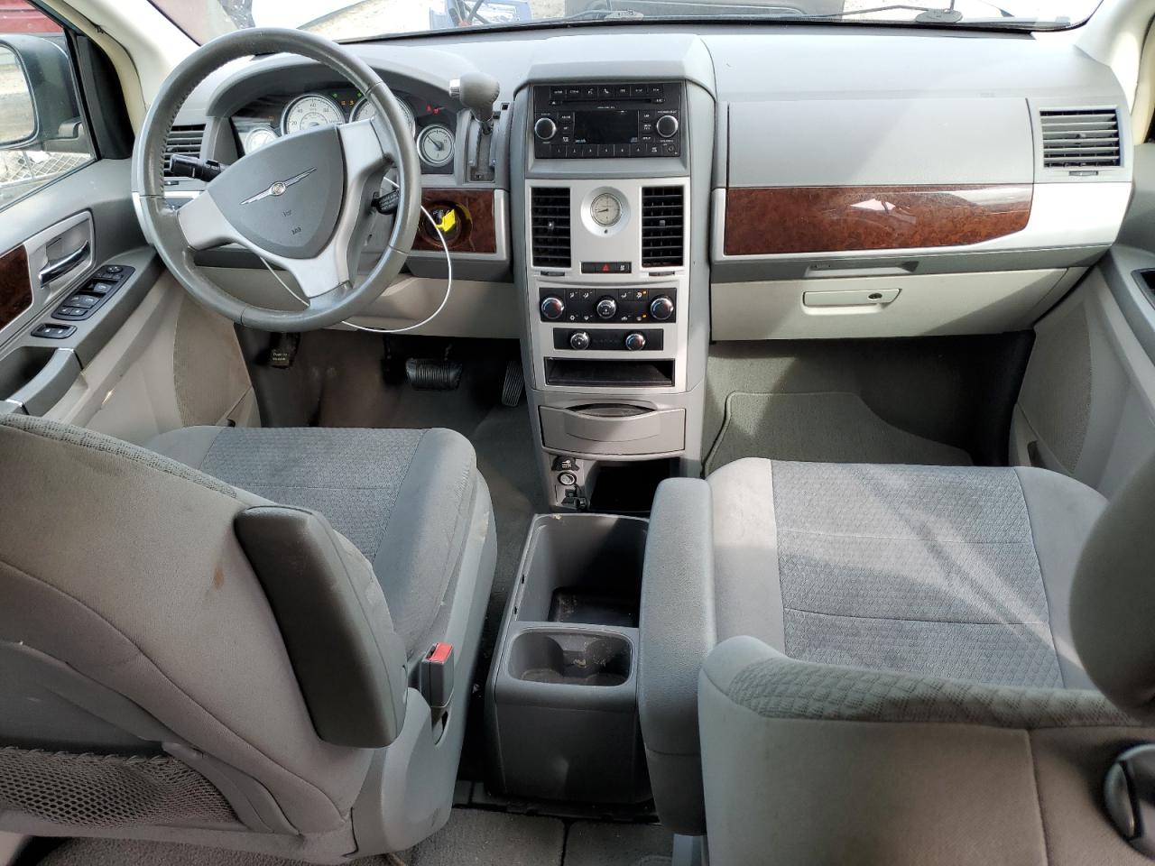 2010 Chrysler Town & Country - Image 8