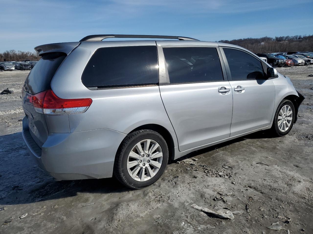 2011 Toyota Sienna - Image 3