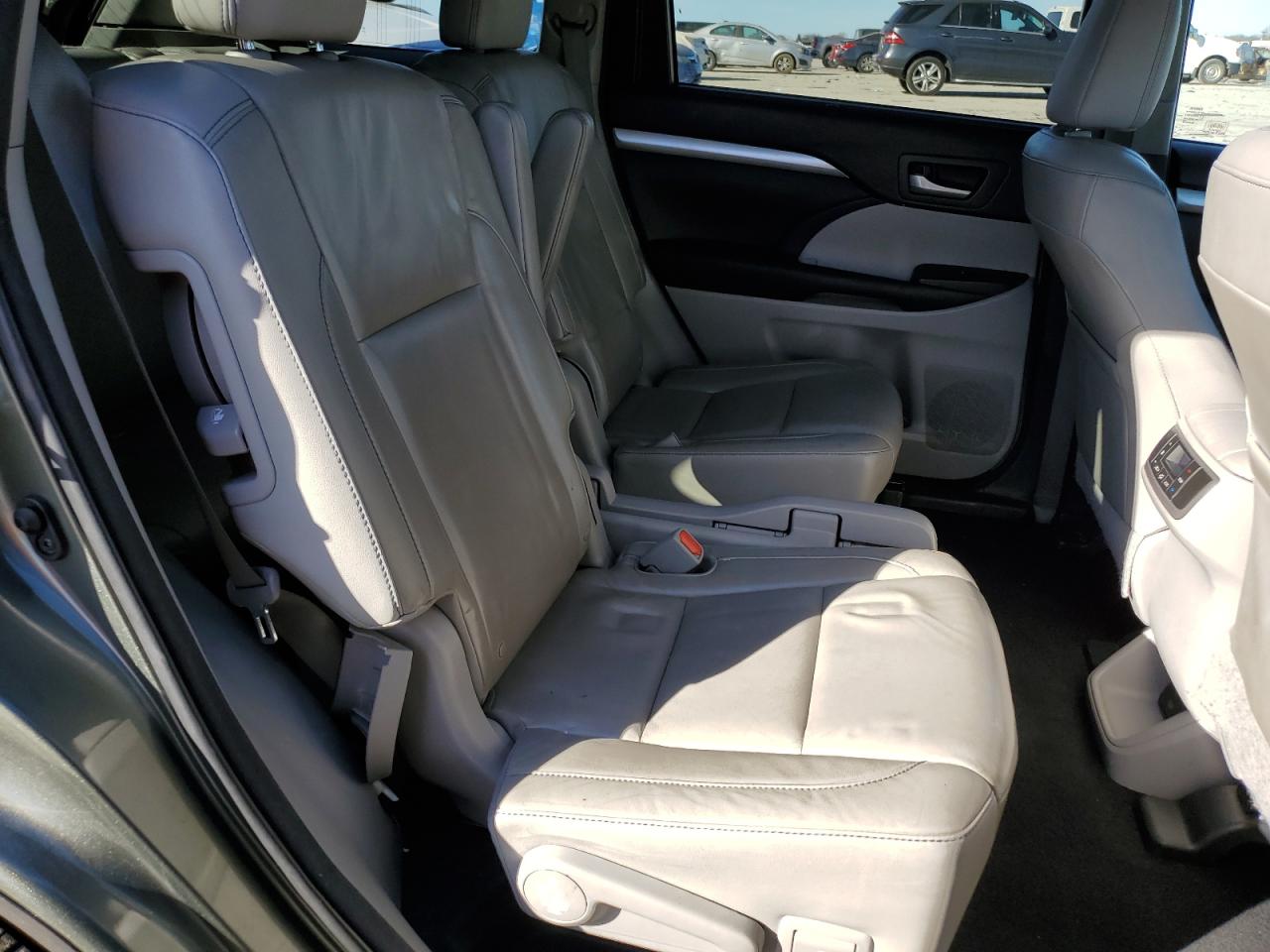 2016 Toyota Highlander - Image 12