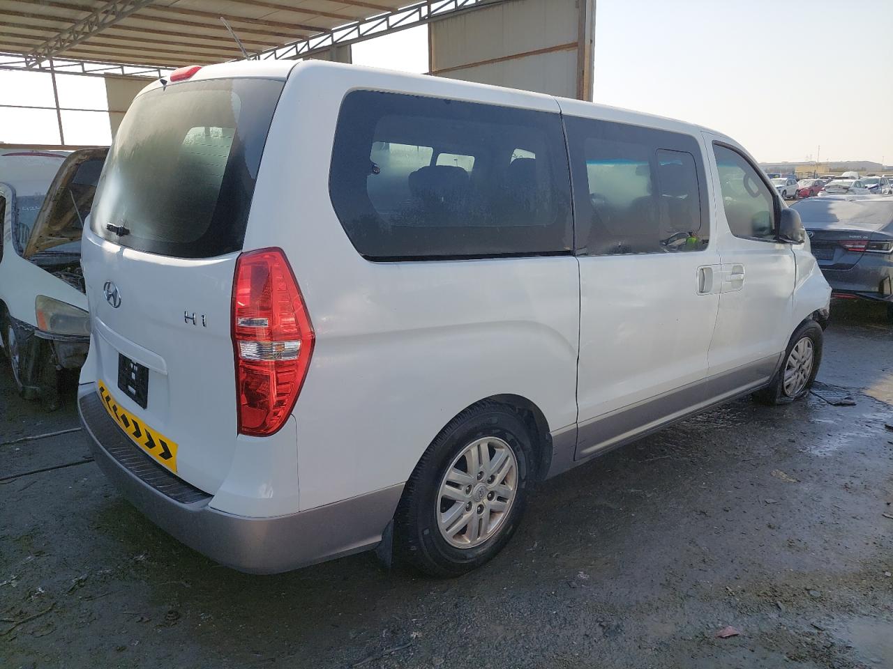 KMJWA37R5GU774027 - 2016 Hyundai H1 - #42477905