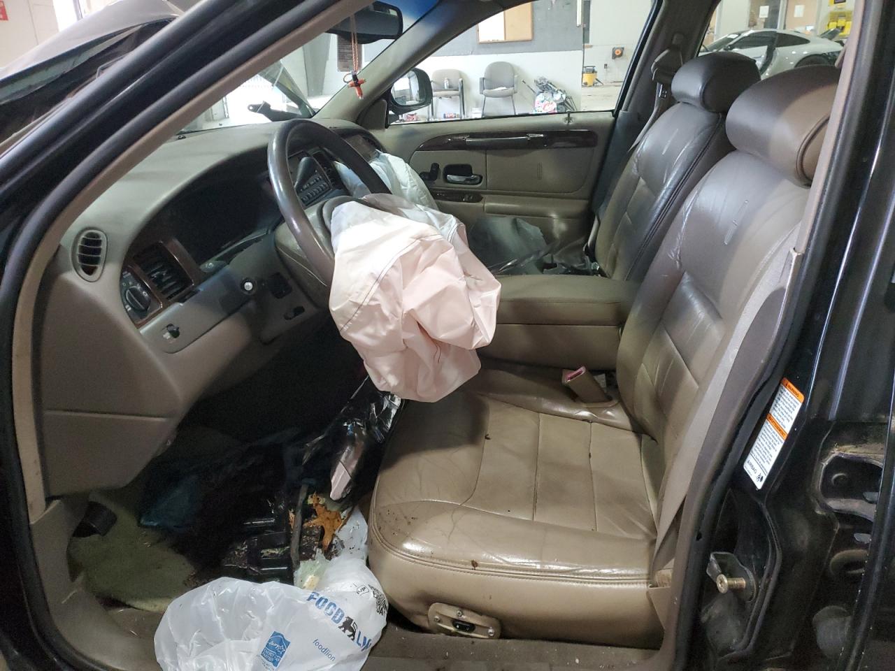 1999 Lincoln Town Car Signature VIN: 1LNFM82W9XY600361 Lot: 87359164