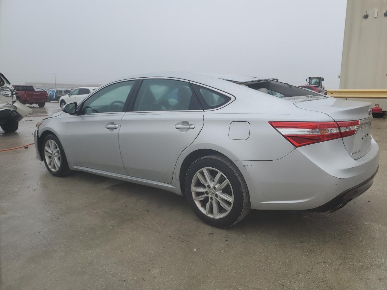 2014 Toyota Avalon - Image 2