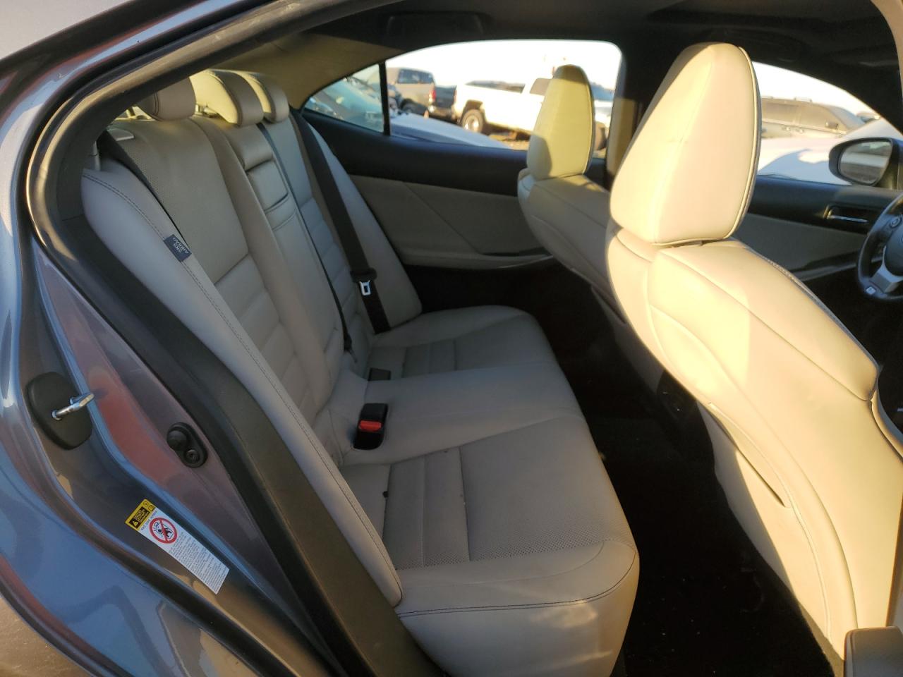 2016 Lexus IS - Image 10