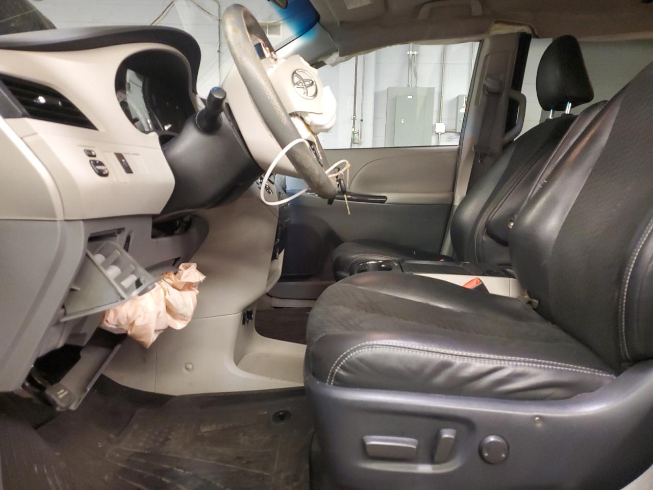 2011 Toyota Sienna - Image 7