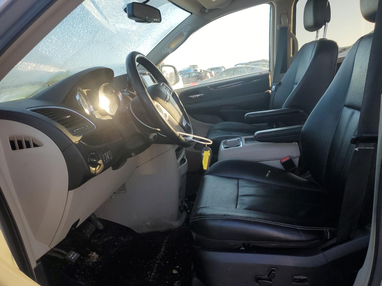 2014 Chrysler Town & Country - Image 7