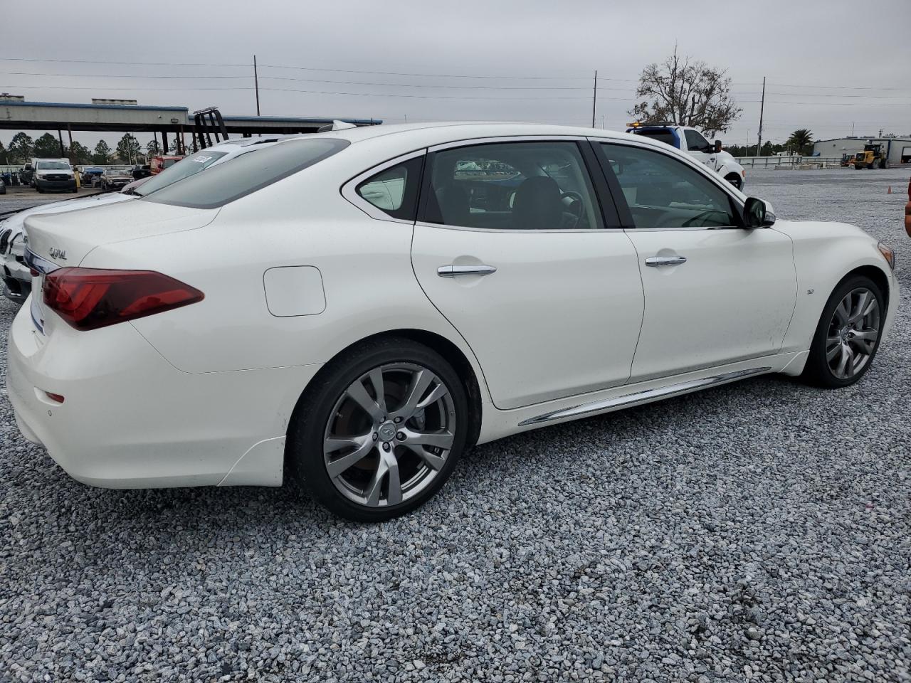 2016 Infiniti Q70 - Image 3