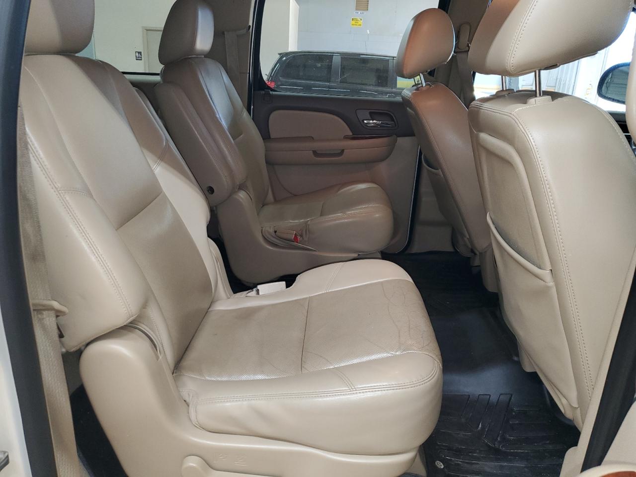 2014 Chevrolet Suburban - Image 11