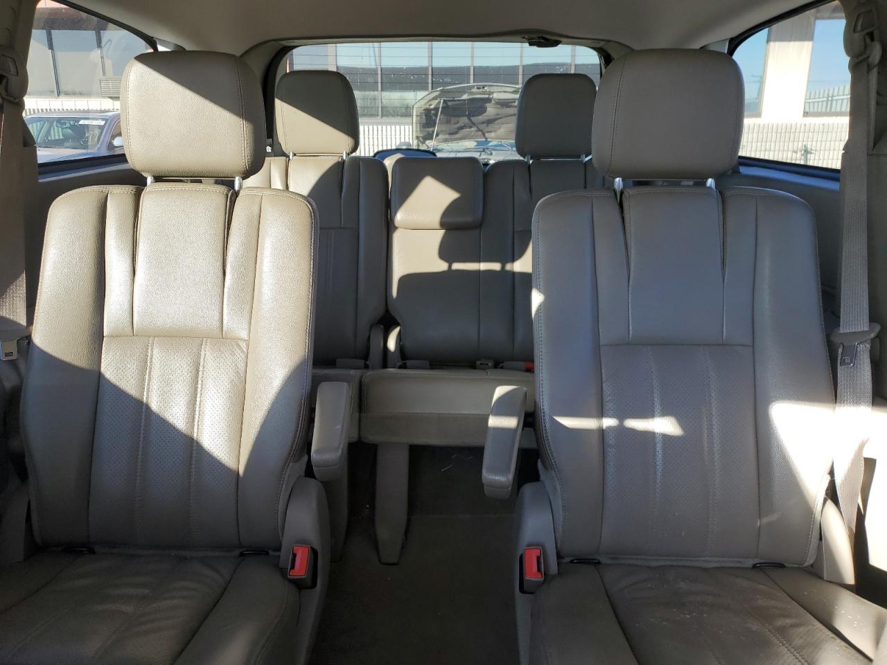 2012 Chrysler Town & Country - Image 10