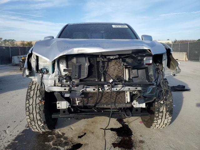 TOYOTA TACOMA 2018 Серебристый