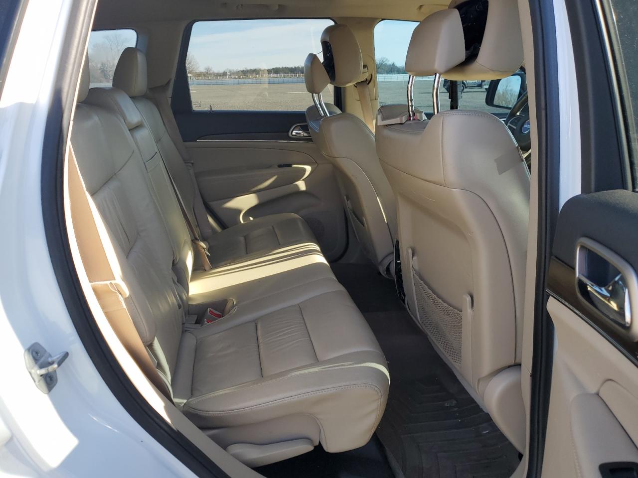 2015 Jeep Grand Cherokee - Image 11