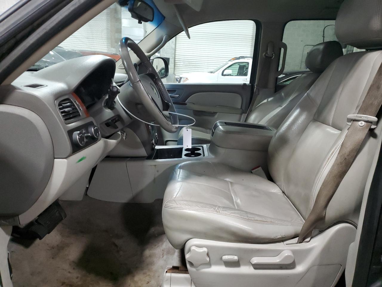 2010 Chevrolet Suburban - Image 7
